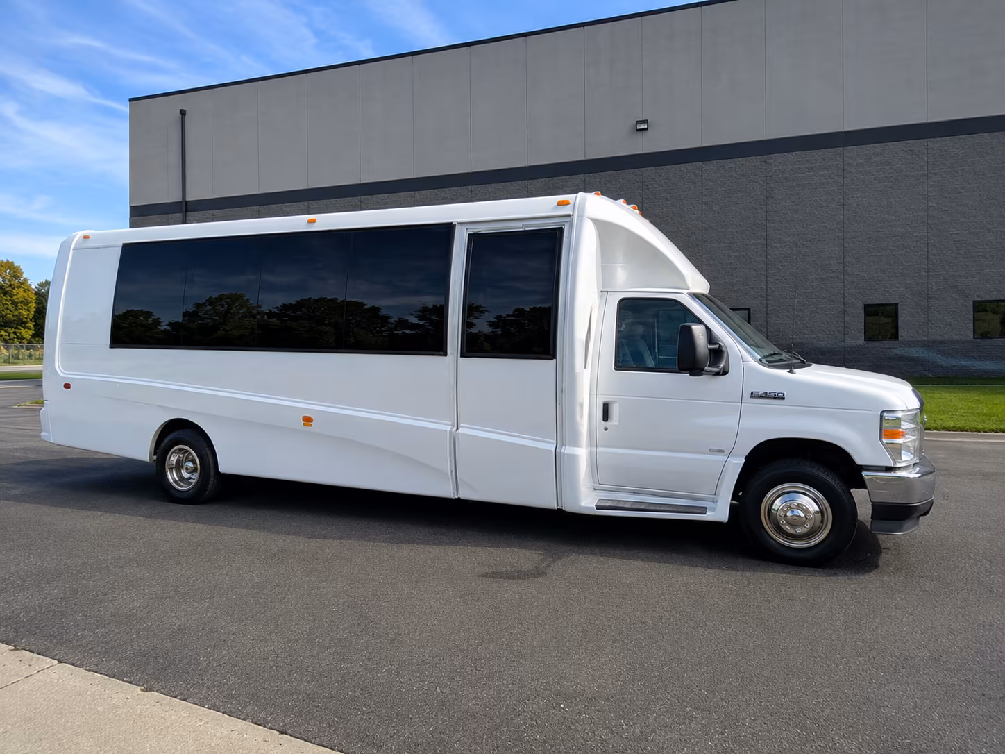 airport transfer buses for corporate groups flying out of the shore area